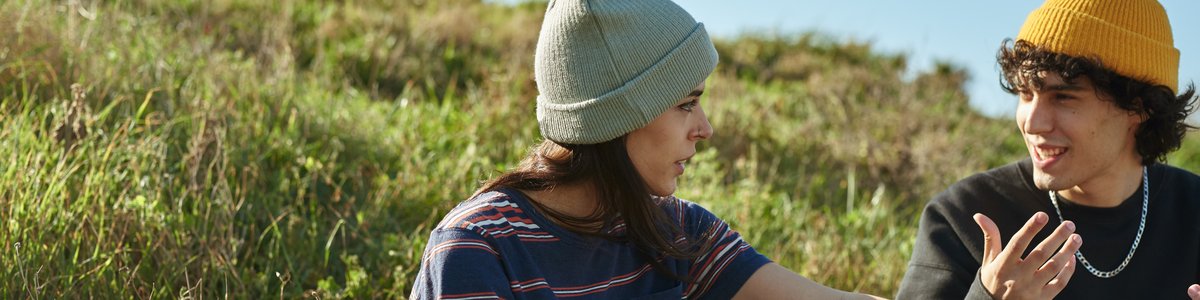 Zwei begeisterte junge Menschen unterhalten sich zwanglos