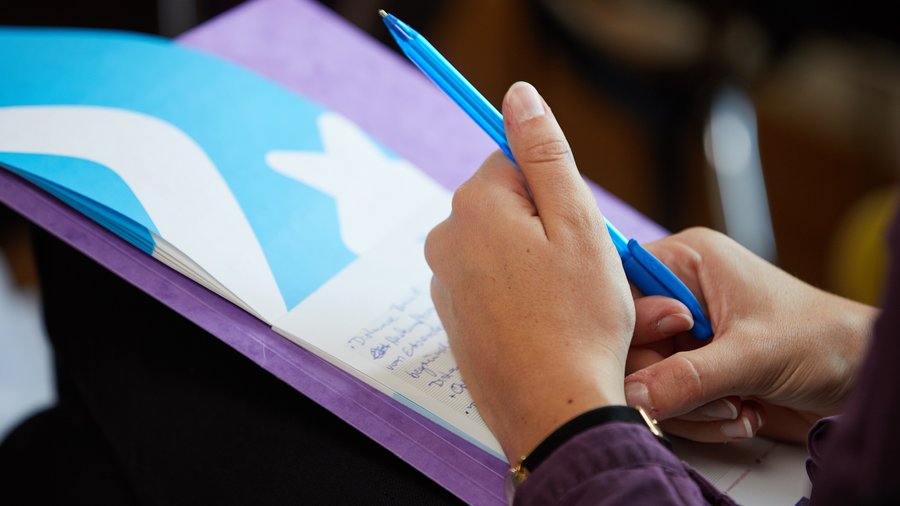 Eine Frau macht sich Notizen