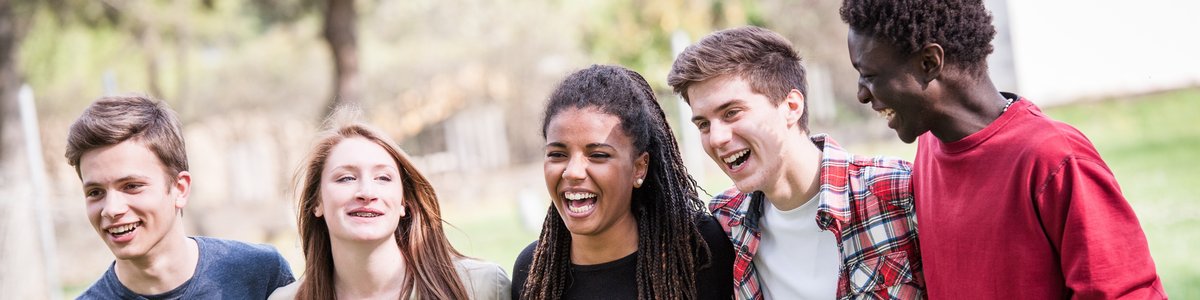 Eine Gruppe junger Menschen, die gemeinsam lächeln