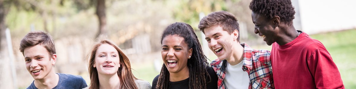 Eine Gruppe junger Menschen, die gemeinsam lächeln