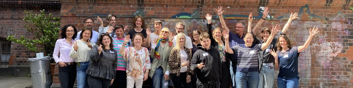 Gruppenbild der Teilnehmenden des ersten Regionalen Werkstattgesprächs in Hamburg im Rahmen des Deutschen Prozesses zur European Youth Work Agenda