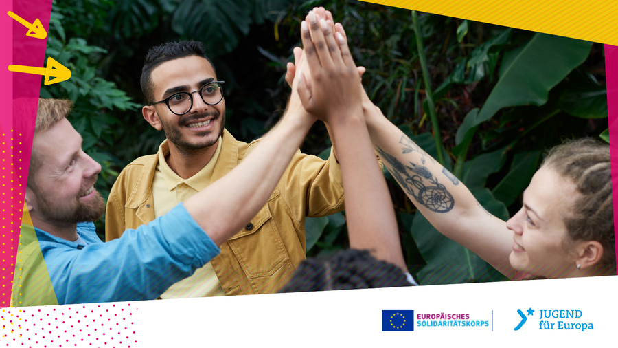 Junge Menschen klatschen sich ab