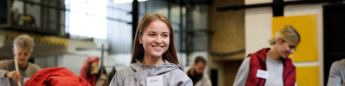 Freiwillige sortieren gespendete Kleidung in einem gemeinnützigen Spendenzentrum