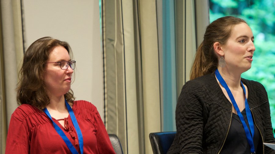 Alicia Holzschuh und Elke Führer von der Europäischen Servicestelle für den Bonn Prozess