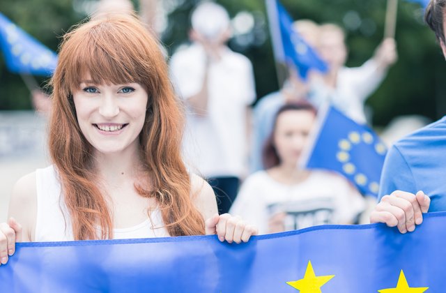 Junge Person mit Flagge der Europäischen Union