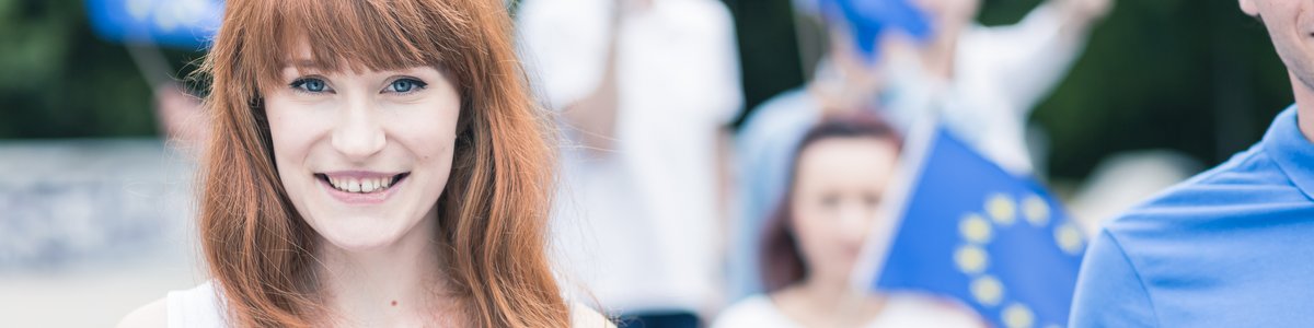 Junge Person mit Flagge der Europäischen Union