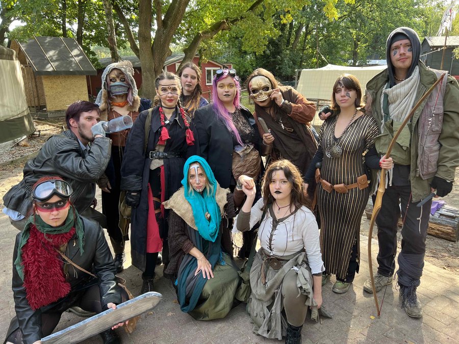 Das Bild zeigt verkleidete Jugendliche, die für das Bild posieren.