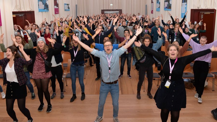 Jubelnde junge Menschen