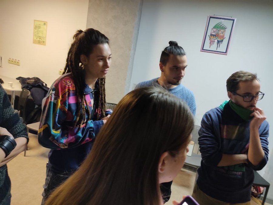 Das Bild zeigt Franziska und drei junge Menschen.