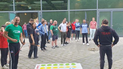 Teilnehmende mit Sport-Angeboten draußen