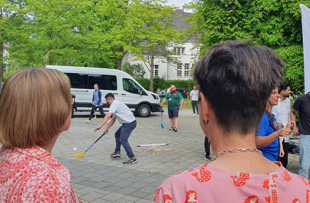 Teilnehmender spielt Hockey draußen