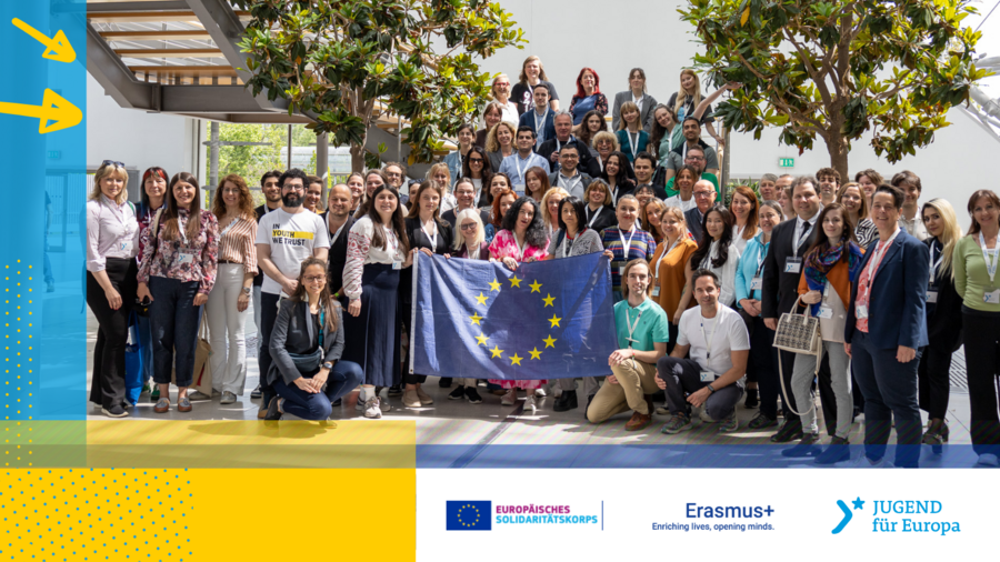 Gruppenbild der internationale Teilnehmer*innen auf dem DJHT 2025 mit Europaflagge