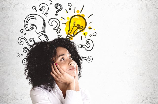 Nachdenkliche junge Person, Symbole für Fragen und Ideen