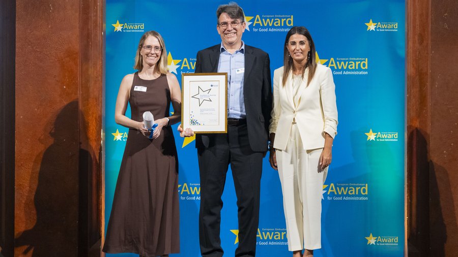 Von links nach rechts: Daphne Robberechts (DG EAC), Alessandro Roggi (DG EAC), Teresa Anjinho (Ombdusfrau)