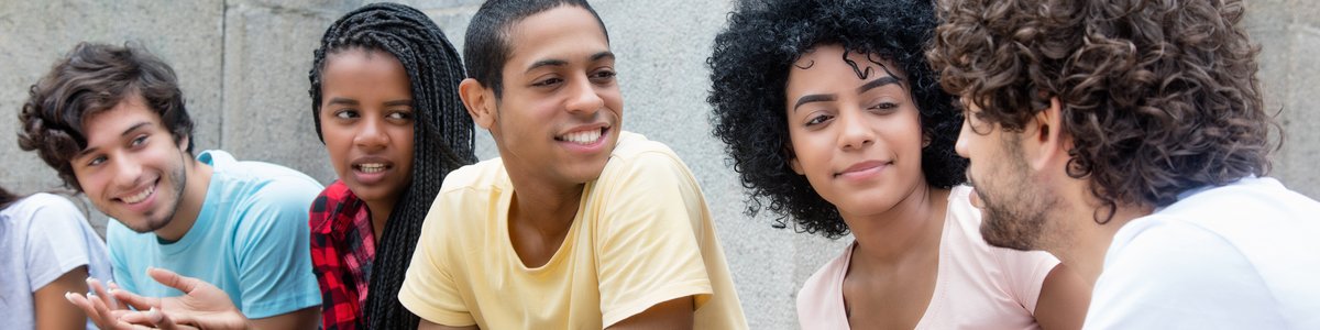 Gruppe junger Menschen im Gespräch