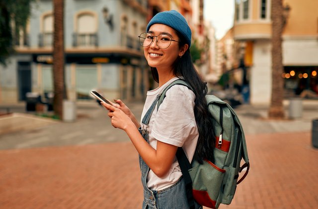 Junge Person auf den Straßen der Stadt