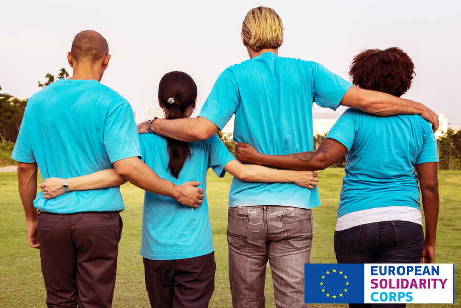 Freiwillige halten sich in den Arm