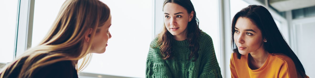 Ein Team aus ernsthaften jungen Menschen bespricht gemeinsam Papiere