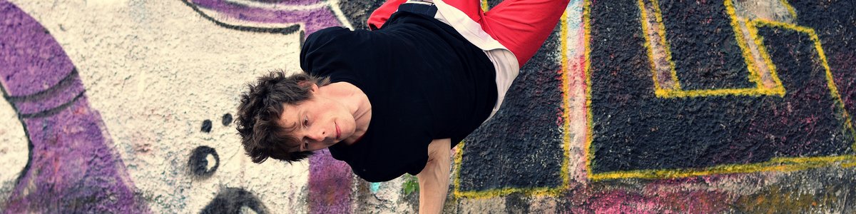 Junger Mensch tanzt Breakdance auf der Straße