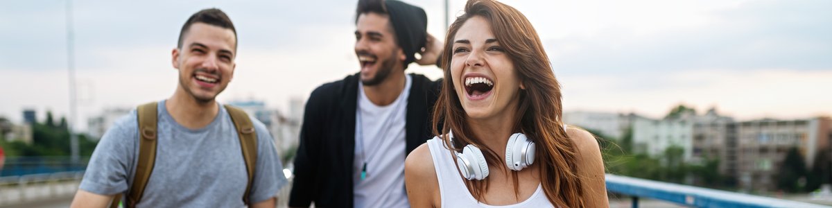 Eine Gruppe fröhlicher junger Menschen trifft sich und hat Spaß beim Skateboarden im Freien