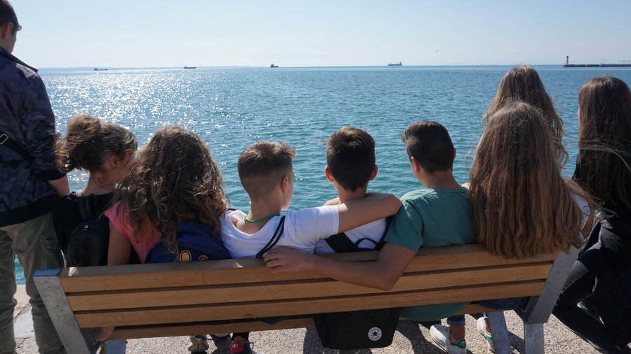 Jugendliche blicken aufs Meer / Quelle: ©wir weit weg/KINDERVEREINIGUNG Leipzig e.V.