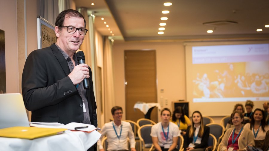 Hans Georg Wicke am Mikrofon