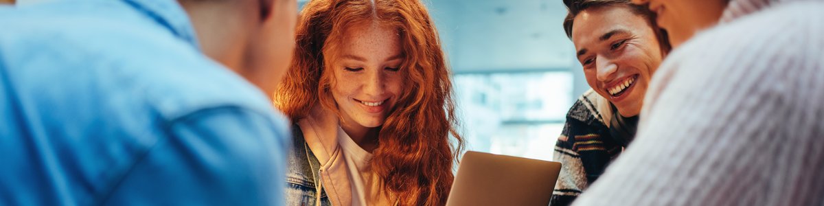 Junge Menschen, die ihre Handys in der Bibliothek benutzen