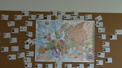 Europa-Landkarte mit kleinen Pinns und Kärtchen der Teilnehmenden