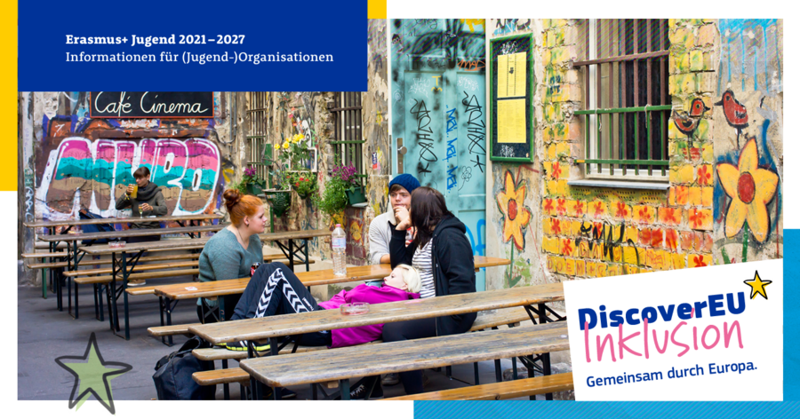 Das Bild zeigt Jugendliche die auf Bierbänke sitzen und diskutieren.